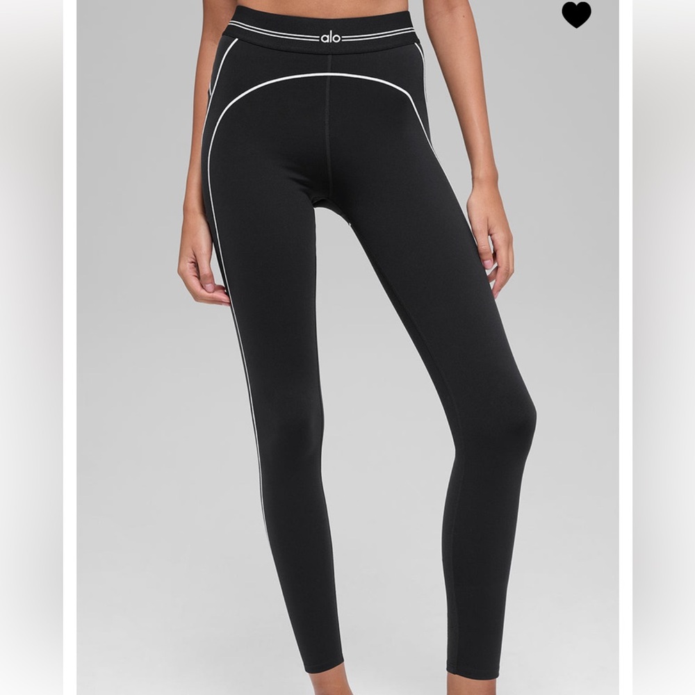 Alo Yoga Airbrush High-Waist 7/8 heart throb legging in black and white. Medium.